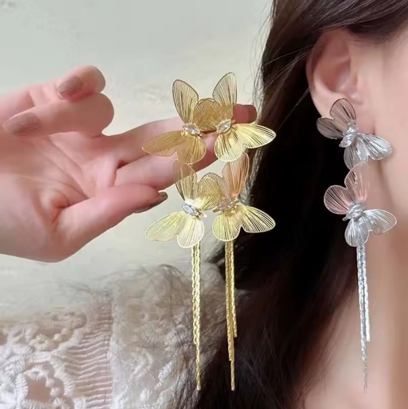 Premium Quality Elegant Gold Butterfly 🦋 Earrings - Picture 2 of 4